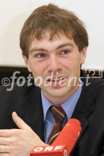 (C) fotodienst/Anna Rauchenberger - Wien 05.07.2006 - Mit Ende Juni wurde die erste große Ausbauphase der Windkraft in Österreich ageschlossen, die im Wesentlichen auf Grundlage des erfolgreichen Ökostromgesetzes 2002 erfolgte. IG Windkraft fordert eine Ökostromnovelle und Einspeisepreise auf Europaniveau. FOTO: Mag. Stefan Hantsch (Geschäftsführer der IG Windkraft).