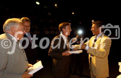 Landeshauptmann Jörg Haider mit ausgezeichneten Gästen