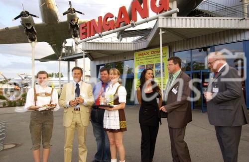 Landeshauptmann Jörg Haider mit Kärnten-Delegation vor dem Technik-Museum Speyer.