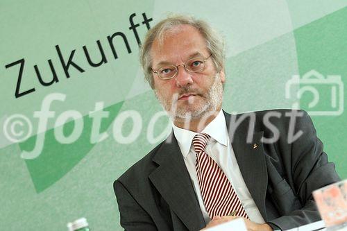 (C) fotodienst/Anna Rauchenberger - Wien 29.06.2006 - Die ARGEV ist 2005 weiter auf Erfolgskurs: Die Leichtverpackungssammlung wurde komplett umgestellt, die Sammelqualität ist auf bestem Niveau und höhere Zielvorgaben wurden erfüllt. FOTO: Dr. Franz Buchal (GF ARGEV).