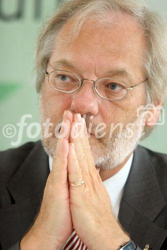 (C) fotodienst/Anna Rauchenberger - Wien 29.06.2006 - Die ARGEV ist 2005 weiter auf Erfolgskurs: Die Leichtverpackungssammlung wurde komplett umgestellt, die Sammelqualität ist auf bestem Niveau und höhere Zielvorgaben wurden erfüllt. FOTO: Dr. Franz Buchal (GF ARGEV).