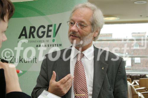 (C) fotodienst/Anna Rauchenberger - Wien 29.06.2006 - Die ARGEV ist 2005 weiter auf Erfolgskurs: Die Leichtverpackungssammlung wurde komplett umgestellt, die Sammelqualität ist auf bestem Niveau und höhere Zielvorgaben wurden erfüllt. FOTO: Dr. Franz Buchal (GF ARGEV) im Gespräch mit einer Journalistin.