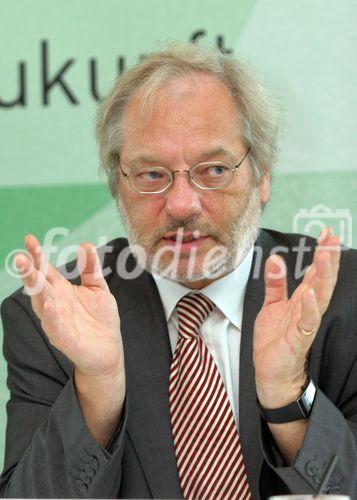 (C) fotodienst/Anna Rauchenberger - Wien 29.06.2006 - Die ARGEV ist 2005 weiter auf Erfolgskurs: Die Leichtverpackungssammlung wurde komplett umgestellt, die Sammelqualität ist auf bestem Niveau und höhere Zielvorgaben wurden erfüllt. FOTO: Dr. Franz Buchal (GF ARGEV).