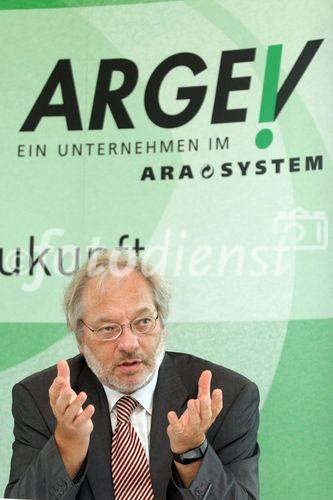 (C) fotodienst/Anna Rauchenberger - Wien 29.06.2006 - Die ARGEV ist 2005 weiter auf Erfolgskurs: Die Leichtverpackungssammlung wurde komplett umgestellt, die Sammelqualität ist auf bestem Niveau und höhere Zielvorgaben wurden erfüllt. FOTO: Dr. Franz Buchal (GF ARGEV).