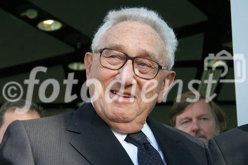 (C) fotodienst/Anna Rauchenberger - Wien 01.06.2006 - Vienna DC feiert 10-jähriges Jubiläum mit der Eröffnung des Tech Gate Towers und präsentiert erstmalig Wiens neue Skyline. FOTO: Dr. Henry Kissinger (Ex-US-Außenminister und Friedensnobelpreisträger), im Hintergrund Heinz Neumann (Architekt, Ares Tower, Saturn Tower).