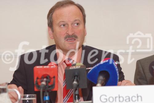 (c) Fotodienst / Daniel K. Gebhart - pressetext Nachrichtenagentur GmbH: Preisverleihung zum Geisterfahrerwarnschild-Wettbewerb - FOTO: Vizekanzler und Bundesminister Gorbach.