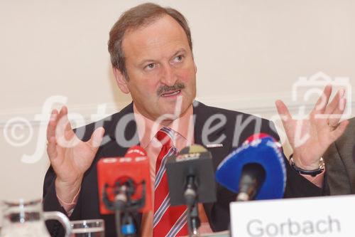 (c) Fotodienst / Daniel K. Gebhart - pressetext Nachrichtenagentur GmbH: Preisverleihung zum Geisterfahrerwarnschild-Wettbewerb - FOTO: Vizekanzler und Bundesminister Gorbach.