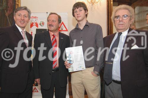 (c) Fotodienst / Daniel K. Gebhart - pressetext Nachrichtenagentur GmbH: Preisverleihung zum Geisterfahrerwarnschild-Wettbewerb - FOTO: Dr. Franz Temmel (Geschäftsführer pressetext), Vizekanzler und Bundesminister Gorbach, Patrick Dolezal (pressetext).