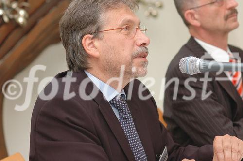 (c) Fotodienst / Daniel K. Gebhart - Robert Bosch AG Österreich: 19 % Umsatzwachstum bringt Investitionsschub - FOTO: v.l. Robert Kordik (Geschäftsführer Buderus Austria Heiztechnik GmbH), Karl Strobel (Alleinvorstand der Robert Bosch AG Wien)