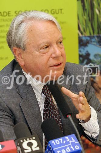 (C) fotodienst/Anna Rauchenberger - Wien 10.05.2006 - Europaweit liegt FAIRTRADE stark im Trend. Die Verkäufe von Produkten mit dem FAIRTRADE Gütezeichen sind in den letzten beiden Jahren im Schnitt um rund 49% gewachsen. FOTO: Dr. Hans Winkler (Staatssekretär des Außenministeriums Österreich).