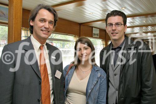 (C) fotodienst/Anna Rauchenberger - Wien 07.05.2006 - 'nedine' ist ein Netzwerk aus vielen europäischen Nachrichtenquellen, das die Zusammenarbeit nichtstaatlicher Nachrichtenagenturen intensivieren soll. Medien- und Unternehmensvertreter aus Österreich, Ost- und Südosteuropa hatten heute Gelegenheit, sich über die Funktionsweise des Netzwerkes zu informieren. FOTO: Wilfried Seywald (GF pressetext.austria, links) und Bosko Skoko (Pressesprecher CEE, Immorent AG, rechts) mit Begleitung.