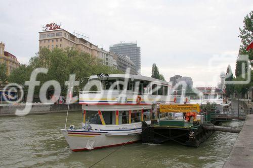 (C) fotodienst/Anna Rauchenberger - Wien 07.05.2006 - 'nedine' ist ein Netzwerk aus vielen europäischen Nachrichtenquellen, das die Zusammenarbeit nichtstaatlicher Nachrichtenagenturen intensivieren soll. Medien- und Unternehmensvertreter aus Österreich, Ost- und Südosteuropa hatten heute im Rahmen einer Schifffahrt auf der MS Schlögen Gelegenheit, sich über die Funktionsweise des Netzwerkes zu informieren. 