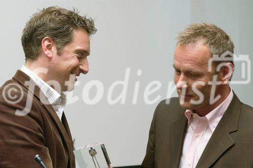 10. Schweizer Pressefoto Award 2006. Bild: Edi Wismer, Nikon, Preisuebergabe an Roger Joss, Fotograf, Hauptpreistraeger Kategorie Bau & Architektur und Mode & Lifestyle