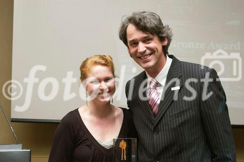 10. Schweizer Pressefoto Award 2006. Bild: Alexandra Wey, Fotografin, Hauptpreistraegerin Kategorie Portraet & People und Schweiz aktuell, Gewinnerin des Bronze Award; Dr. Wilfried Seywald, pressetext.schweiz und fotodienst.ch, Koordinator der Jury