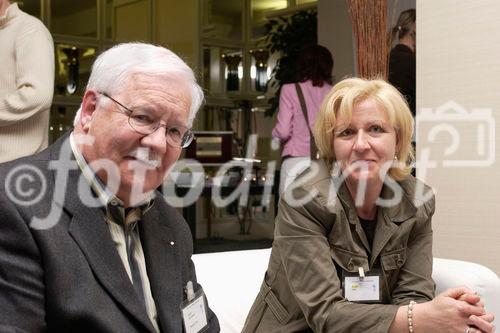 10. Schweizer Pressefoto Award 2006. Bild: Steh-Dinner, Hansjürg und Lisa Grau