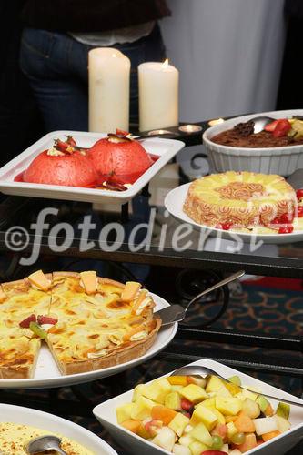 10. Schweizer Pressefoto Award 2006. Bild: Steh-Dinner, Dessert Buffet