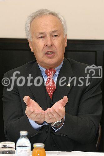 (C) fotodienst/Anna Rauchenberger - Wien 12.04.2006 -  Studie: Wohnbaubedarf in Österreich ist viel höher als bisher angenommen! FOTO: Erhard Schaschl (Obmann des Fachverbandes Stein- und keramische Industrie).