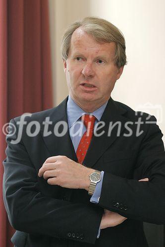 (C) fotodienst/Anna Rauchenberger - Wien 12.04.2006 -  Studie: Wohnbaubedarf in Österreich ist viel höher als bisher angenommen! FOTO: Carl Hennrich (GF des Fachverbandes der Stein- und keramischen Industrie).