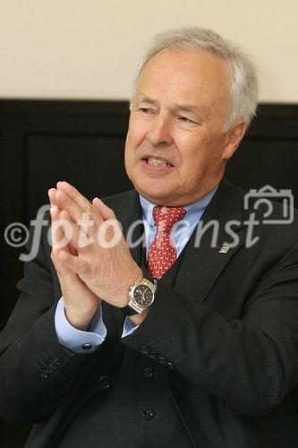 (C) fotodienst/Anna Rauchenberger - Wien 12.04.2006 -  Studie: Wohnbaubedarf in Österreich ist viel höher als bisher angenommen! FOTO: Erhard Schaschl (Obmann des Fachverbandes Stein- und keramische Industrie).