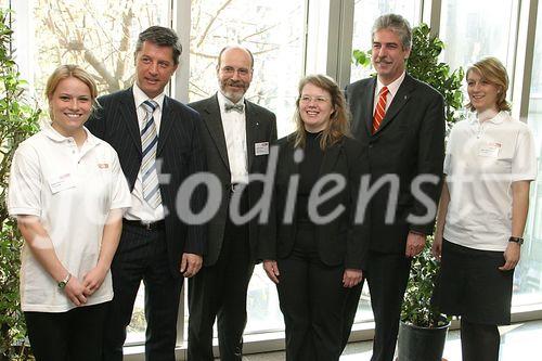 (C) fotodienst/Anna Rauchenberger - Wien 10.04.2006 - Bei der Open Source Business Conference Vienna 2006 konnte man sich über Open Source und Europa, Recht, Neue Technologien, Strategien und Ausblicke für die kommenden Jahre informieren. FOTO v.l.: Mitarbeiterin OSCON, Dipl.Ing. Dr. Gerhard HREBICEK  (RNG Management Contracting & Consulting GmbH, Obmann Stv., WKO), Gerhard HAVLIK (CPM-Consulting Projektmanagement GmbH, WKO), Angelika GÖSSLER (agami Software und Systemhaus, WKO), Dr. Hans Jörg SCHELLING (Vizepräsident WKO), Mitarbeiterin OSCON.