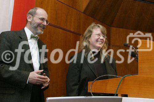 (C) fotodienst/Anna Rauchenberger - Wien 10.04.2006 - Bei der Open Source Business Conference Vienna 2006 konnte man sich über Open Source und Europa, Recht, Neue Technologien, Strategien und Ausblicke für die kommenden Jahre informieren. FOTO: Gerhard HAVLIK (CPM-Consulting Projektmanagement GmbH, WKO), Angelika GÖSSLER (agami Software und Systemhaus, WKO).