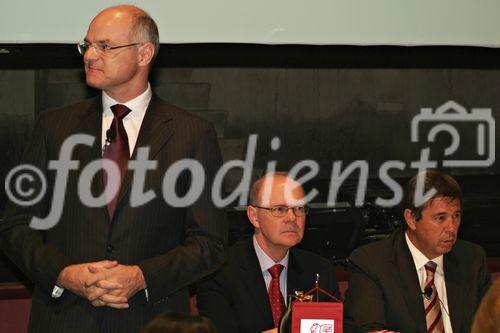 Veroeffentlichung Jahresabschluss 2005 Generali Holding Vienna AG und vorlaeufige Kennzahlen des Konzerns. Bild v.l. Dr. Stoss, Dipl.-Bw Walter Steidl- Theater/Wien