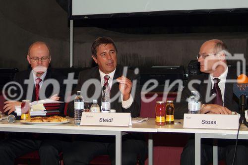 Veroeffentlichung Jahresabschluss 2005 Generali Holding Vienna AG und vorlaeufige Kennzahlen des Konzerns. Bild v.l.Dipl.-Bw Walter Steidl,Dr.Karl Stoss - Theater/Wien