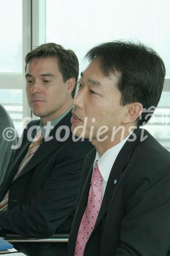 Katsuya Watanabe (Sales und Marketing Manager Konica Minolta Photo Imaging Europe, rechts), Mag. Marco Harfmann (Leiter Konica Minolta Photo Imaging Österreich)