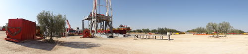 Anfang Juli 2011 schließt das österreich-australische Erdölexplorationsunternehmen ADX Energy seine Vorbereitungen zur geplanten Bohrung in Sidi Dhaher (Tunesien) ab. Im Bild: Bohrplatz in Sidi Dhaher