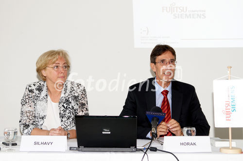 (c) fotodienst/Dan Carabas - Wien 28.08.08 - Erstes österreichisches Bürgernotebook wird präsentiert - FOTO v.li.: Bundesministerin Heidrun Silhavy, Managing Director von Fujitsu Siemens Österreich Wolfgang Horak