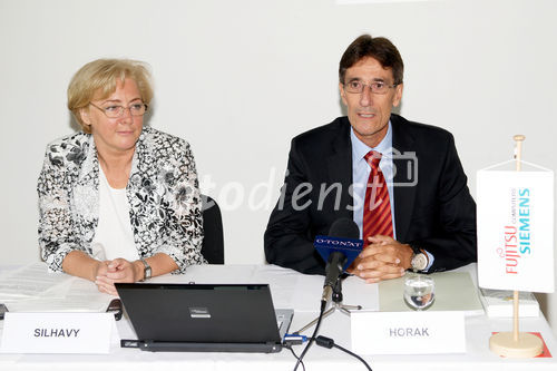 (c) fotodienst/Dan Carabas - Wien 28.08.08 - Erstes österreichisches Bürgernotebook wird präsentiert - FOTO v.li.: Bundesministerin Heidrun Silhavy, Managing Director von Fujitsu Siemens Österreich Wolfgang Horak