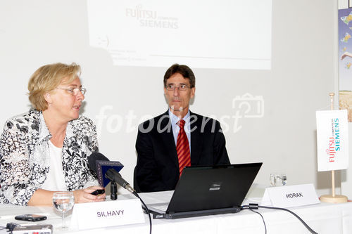 (c) fotodienst/Dan Carabas - Wien 28.08.08 - Erstes österreichisches Bürgernotebook wird präsentiert - FOTO v.li.: Bundesministerin Heidrun Silhavy, Managing Director von Fujitsu Siemens Österreich Wolfgang Horak