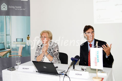 (c) fotodienst/Dan Carabas - Wien 28.08.08 - Erstes österreichisches Bürgernotebook wird präsentiert - FOTO v.li.: Bundesministerin Heidrun Silhavy, Managing Director von Fujitsu Siemens Österreich Wolfgang Horak