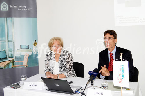 (c) fotodienst/Dan Carabas - Wien 28.08.08 - Erstes österreichisches Bürgernotebook wird präsentiert - FOTO v.li.: Bundesministerin Heidrun Silhavy, Managing Director von Fujitsu Siemens Österreich Wolfgang Horak