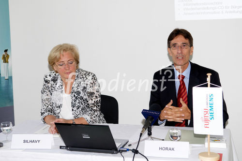 (c) fotodienst/Dan Carabas - Wien 28.08.08 - Erstes österreichisches Bürgernotebook wird präsentiert - FOTO v.li.: Bundesministerin Heidrun Silhavy, Managing Director von Fujitsu Siemens Österreich Wolfgang Horak