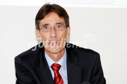 (c) fotodienst/Dan Carabas - Wien 28.08.08 - Erstes österreichisches Bürgernotebook wird präsentiert - FOTO: Managing Director von Fujitsu Siemens Österreich Wolfgang Horak