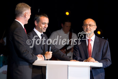 Studenten der FHTW luden zahlreiche Gäste zur Verleihung des Deutschen Preises für Wirtschaftskommunikation. Als Veranstaltungsort diente diesmal der Admiralspalast. FOTO: Gastredner Prof. Dr. Michael Heine (Präsident der FHTW), Moderator Dietmar Deffner (Leiter Wirtschaftsredaktion n24) und
Gastredner Prof. Dr. Reinhold Roski. (C)Fotodienst/Jan-Paul Kupser