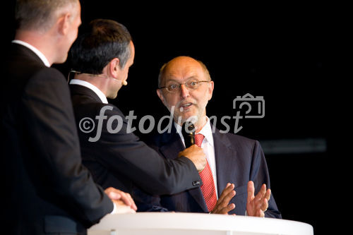 Studenten der FHTW luden zahlreiche Gäste zur Verleihung des Deutschen Preises für Wirtschaftskommunikation. Als Veranstaltungsort diente diesmal der Admiralspalast. FOTO: Gastredner Prof. Dr. Michael Heine (Präsident der FHTW), Moderator Dietmar Deffner (Leiter Wirtschaftsredaktion n24) und
Gastredner Prof. Dr. Reinhold Roski. (C)Fotodienst/Jan-Paul Kupser