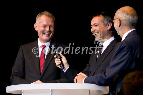 Studenten der FHTW luden zahlreiche Gäste zur Verleihung des Deutschen Preises für Wirtschaftskommunikation. Als Veranstaltungsort diente diesmal der Admiralspalast. FOTO: Gastredner Prof. Dr. Michael Heine (Präsident der FHTW), Moderator Dietmar Deffner (Leiter Wirtschaftsredaktion n24) und
Gastredner Prof. Dr. Reinhold Roski. (C)Fotodienst/Jan-Paul Kupser