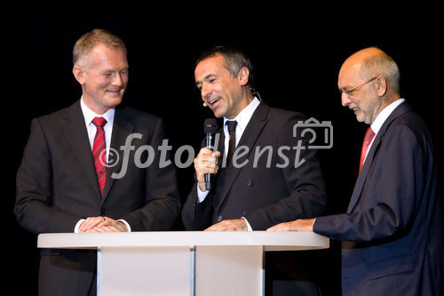 Studenten der FHTW luden zahlreiche Gäste zur Verleihung des Deutschen Preises für Wirtschaftskommunikation. Als Veranstaltungsort diente diesmal der Admiralspalast. FOTO: Gastredner Prof. Dr. Michael Heine (Präsident der FHTW), Moderator Dietmar Deffner (Leiter Wirtschaftsredaktion n24) und
Gastredner Prof. Dr. Reinhold Roski. (C)Fotodienst/Jan-Paul Kupser