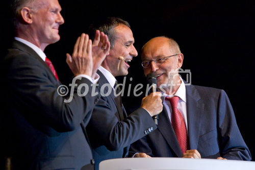 Studenten der FHTW luden zahlreiche Gäste zur Verleihung des Deutschen Preises für Wirtschaftskommunikation. Als Veranstaltungsort diente diesmal der Admiralspalast. FOTO: Gastredner Prof. Dr. Michael Heine (Präsident der FHTW), Moderator Dietmar Deffner (Leiter Wirtschaftsredaktion n24) und
Gastredner Prof. Dr. Reinhold Roski. (C)Fotodienst/Jan-Paul Kupser