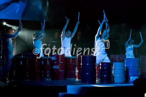 Studenten der FHTW luden zahlreiche Gäste zur Verleihung des Deutschen Preises für Wirtschaftskommunikation. Als Veranstaltungsort diente diesmal der Admiralspalast. FOTO: Show Act - Big Drums. (C)Fotodienst/Jan-Paul Kupser