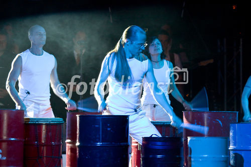 Studenten der FHTW luden zahlreiche Gäste zur Verleihung des Deutschen Preises für Wirtschaftskommunikation. Als Veranstaltungsort diente diesmal der Admiralspalast. FOTO: Show Act - Big Drums. (C)Fotodienst/Jan-Paul Kupser