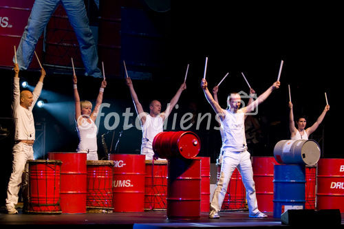 Studenten der FHTW luden zahlreiche Gäste zur Verleihung des Deutschen Preises für Wirtschaftskommunikation. Als Veranstaltungsort diente diesmal der Admiralspalast. FOTO: Show Act - Big Drums. (C)Fotodienst/Jan-Paul Kupser