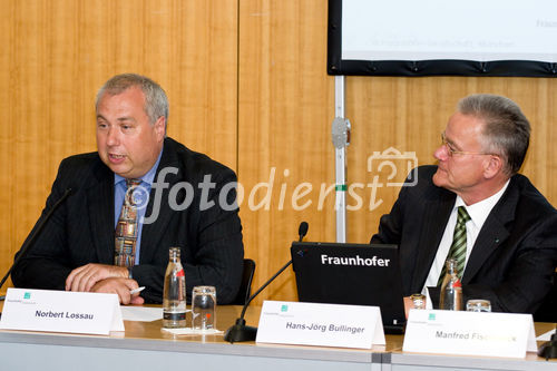 Norbert Lassau (Ressortleiter Wissenschaft von Die Welt) und Hans-Jörg Bullinger (Präsident der Frauenhofer-Gesellschaft) auf der Pressekonferenz zum Thema 