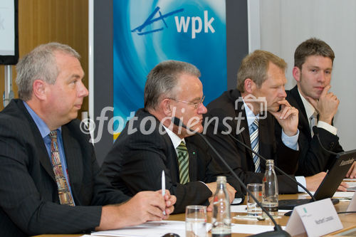 Norbert Lassau (Ressortleiter Wissenschaft von Die Welt), Hans-Jörg Bullinger (Präsident der Frauenhofer-Gesellschaft), Dr. Manfred Fischedick (Vizepräsident Wuppertal Institut für Klima, Umwelt, Energie GmbH) und Dr. Christian Dötsch (Frauenhofer-Institut für Umwelt, Sicherheits- und Energietechnik UMSICHT) auf der Pressekonferenz zum Thema 