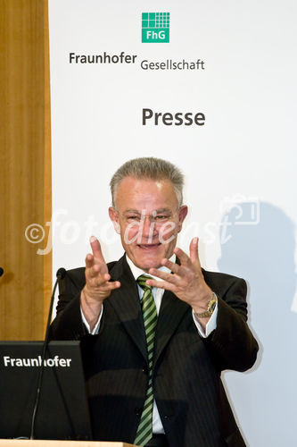 Hans-Jörg Bullinger (Präsident der Frauenhofer-Gesellschaft) auf der Pressekonferenz zum Thema 