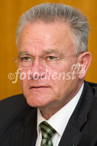 Hans-Jörg Bullinger (Präsident der Frauenhofer-Gesellschaft) auf der Pressekonferenz zum Thema 