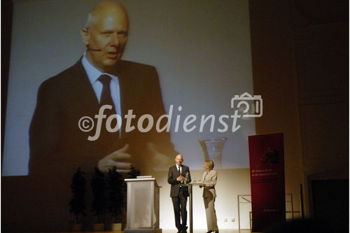 direktanlage.at -Zukunftsforum mit Matthias Horx- der Wandel zur Wissensökonomie. FOTO v.li.: Matthias Horx (Zukunftsinstitut Horx GmbH), Romy Seidl (ORF Salzburg) (C)Fotodienst/Manfred Siebinger