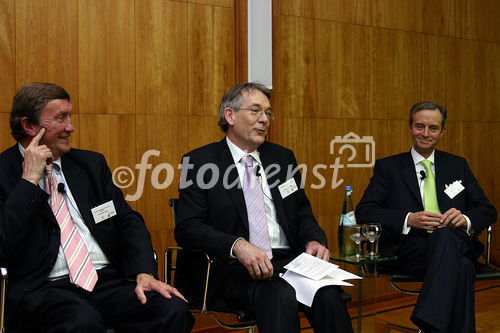 Wirtschaftliche und politische Herausforderungen für Deutschland, Großbritannien und Europa. FOTO: Lord Hugh Dykes, Liberal Democrat Spokesman for Europe in the House of Lords; David Marsh CBE, Chairman, London & Oxford Capital Markets plc; Gerd W. Stürz, Mitglied des Vorstandes und Partner, Ernst & Young AG. (C)Fotodienst/Klaus Henning